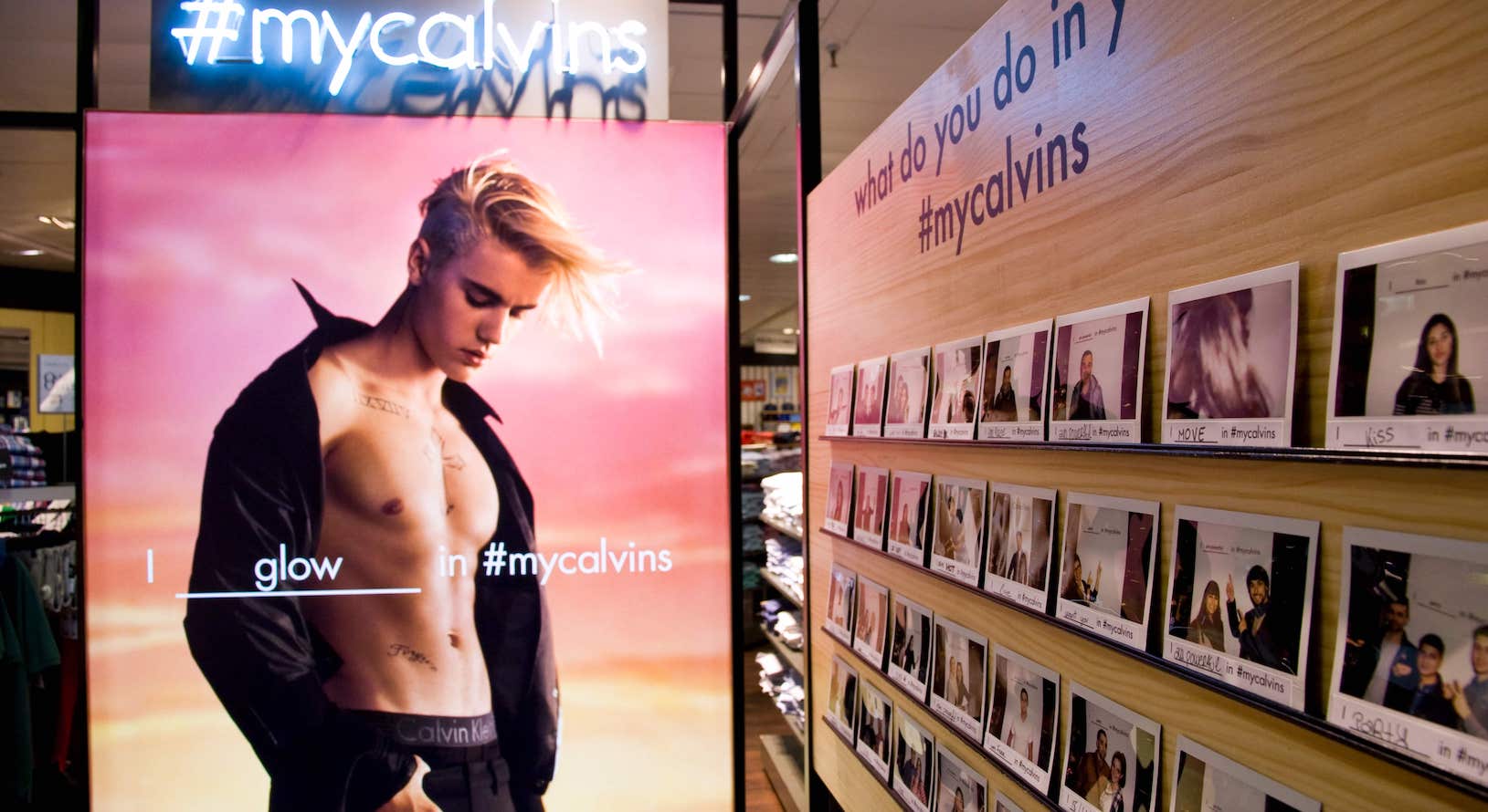 Pantalla digital y córner decorativo para un pop-up store de Calvin Klein