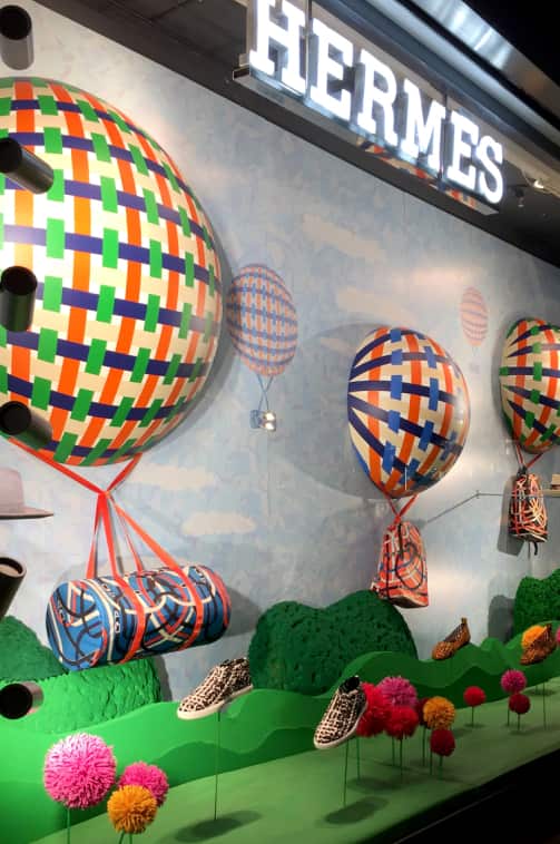 Instalación de globos de cartón y de un rótulo luminoso para una tienda Hermès