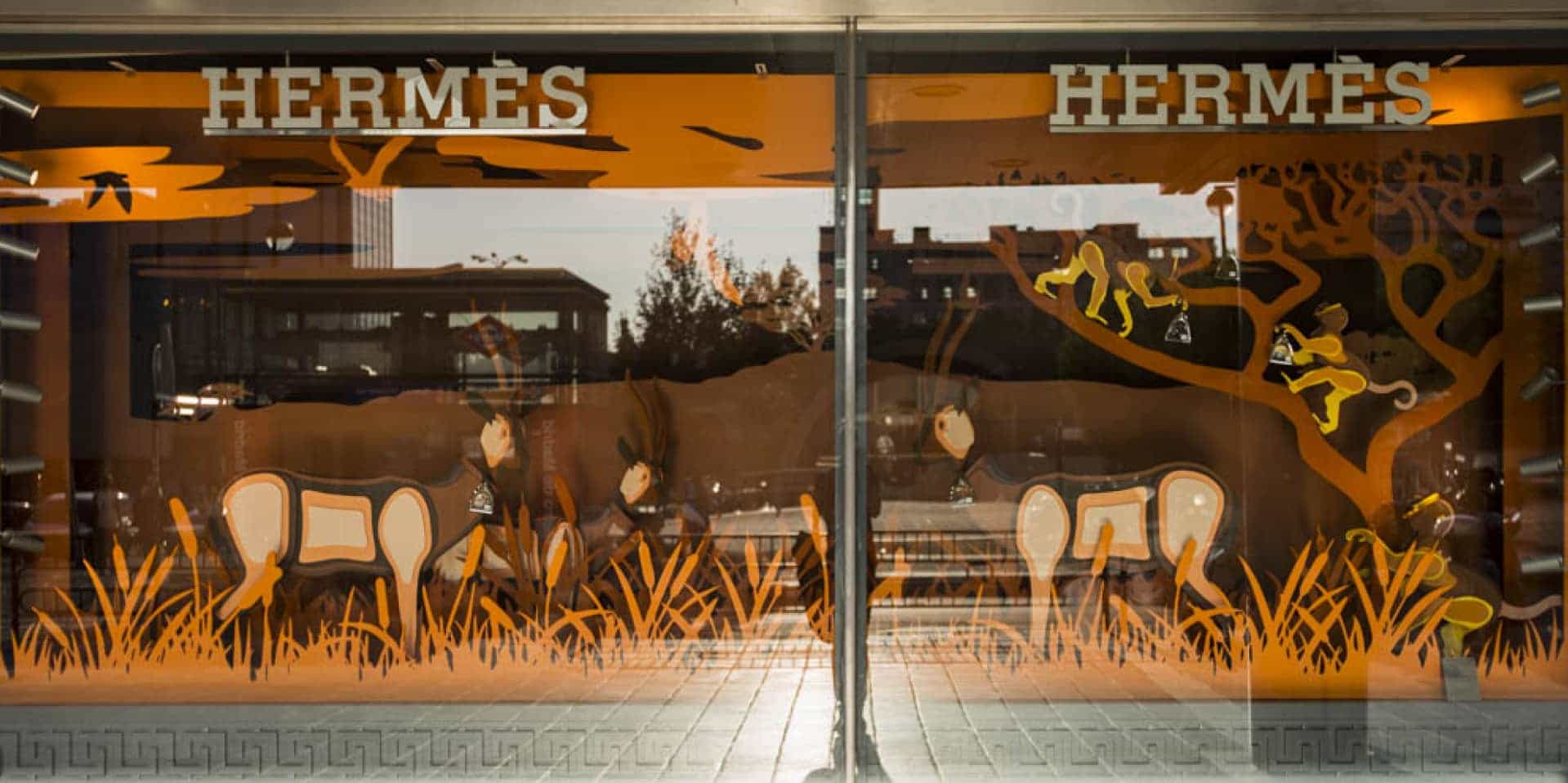 Instalación de traseras por capas en madera y animales en 3D para un escaparate Hermès