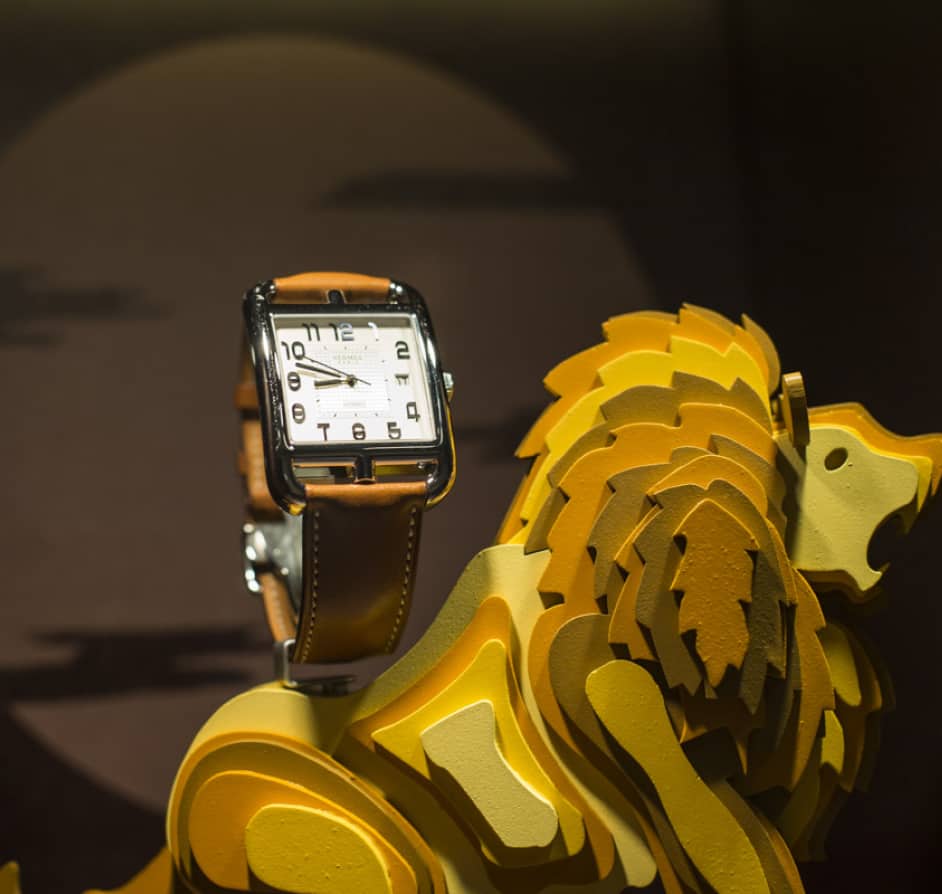 Pieza pequeña de madera con la forma de un león para la sujeción de un reloj