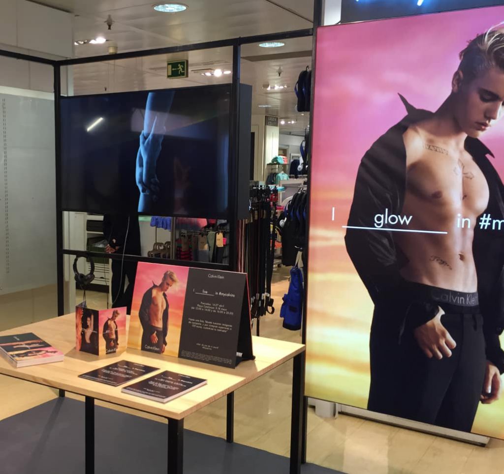 Corner promocional de Calvin Klein en un espacio comercial