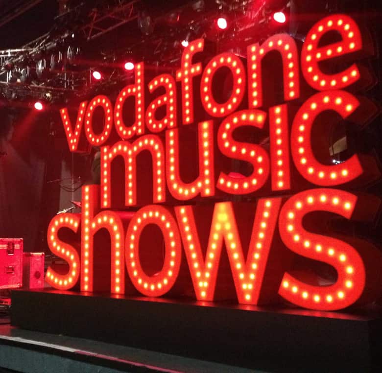 Letras corpóreas rojas y luminosas para el evento Vodafone Music Shows