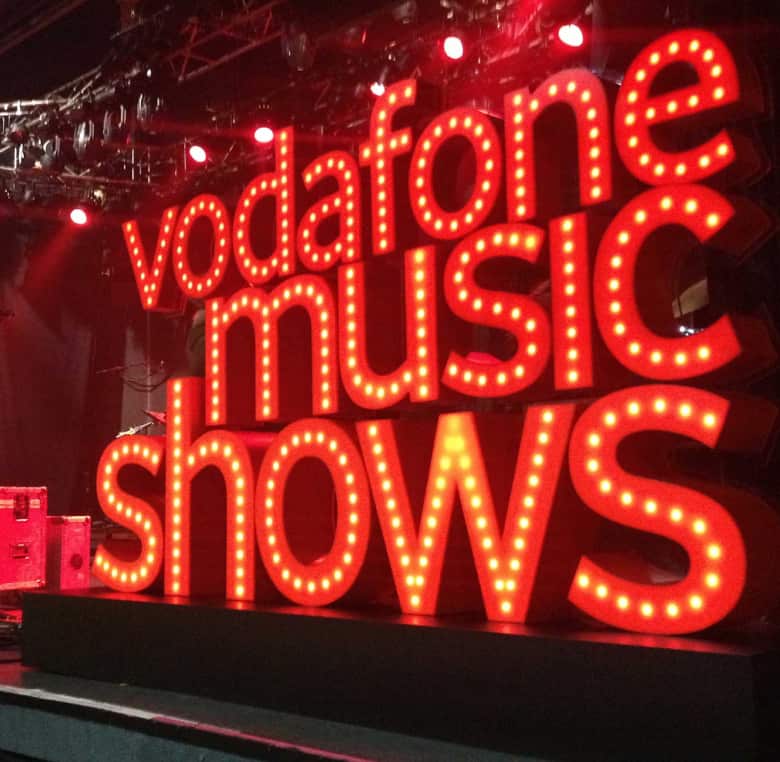 Letras corpóreas rojas y luminosas para el evento Vodafone Music Shows