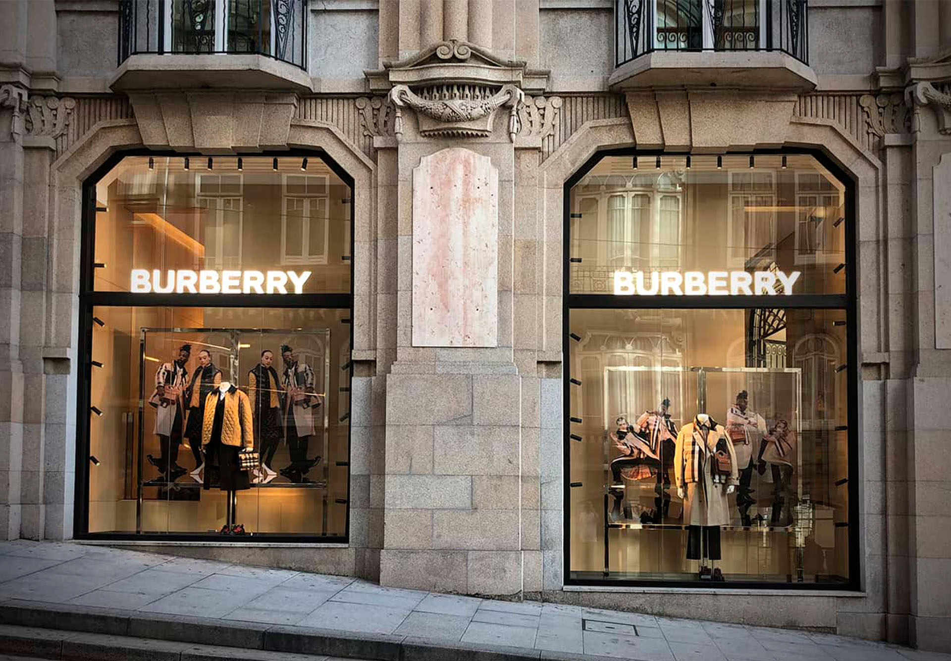 Instalación del escaparate de una tienda de Burberry