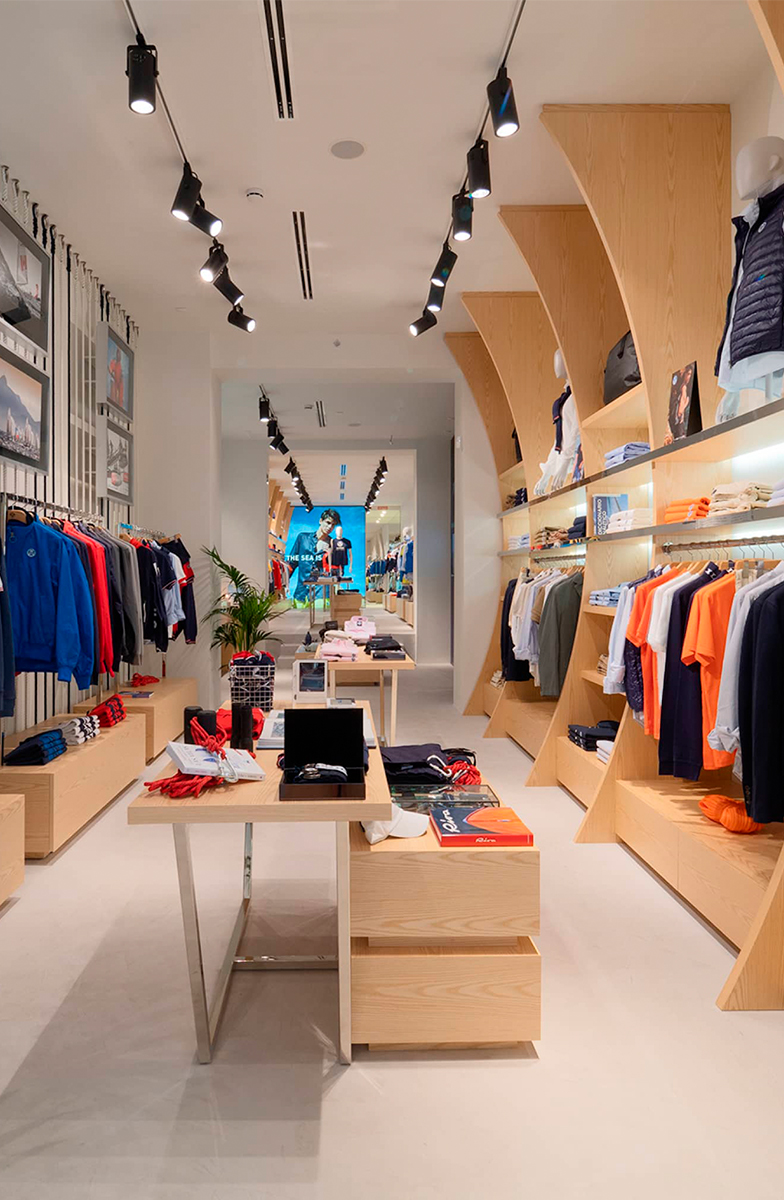 marketing en punto de venta fabricacion e instalacion integral nuevo punto de venta en Madrid moda north sails Instalación de mobiliario y elementos gráficos decorativos para la experiencia de compra en la tienda de North Sails