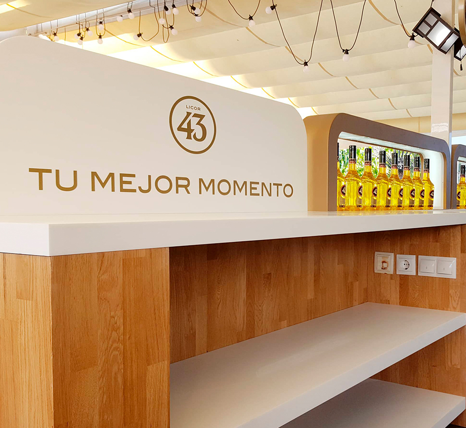 Fabricación de mobiliario en madera y troquelado de letras corpóreas para Licor 43