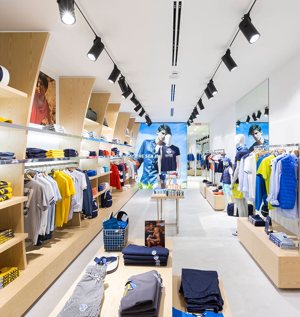 marketing en punto de venta nuevo punto de venta en Madrid moda north sails Instalación de elementos gráficos decorativos y disposición de mobiliario para mejorar la experiencia de usuario en la tienda de North Sails