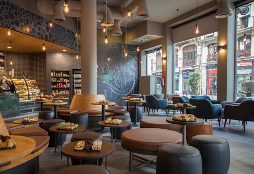 Interior de tienda Starbucks en Urugay