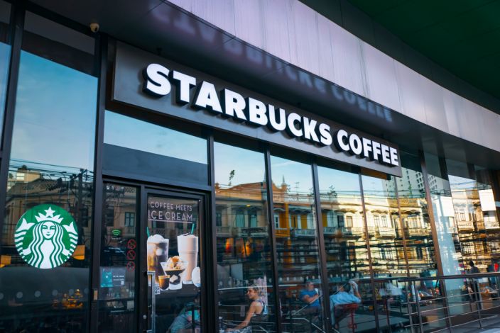 Interior de tienda Starbucks en Madrid