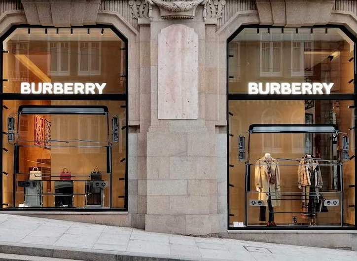 Decoración y visual merchandising de escaparates de moda Burberry