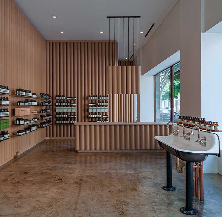 Interior de una tienda Aesop decorada con cartón