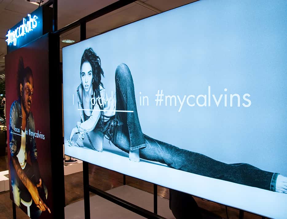 Implantación de tecnología y materiales personalizados para el evento de Calvin Klein