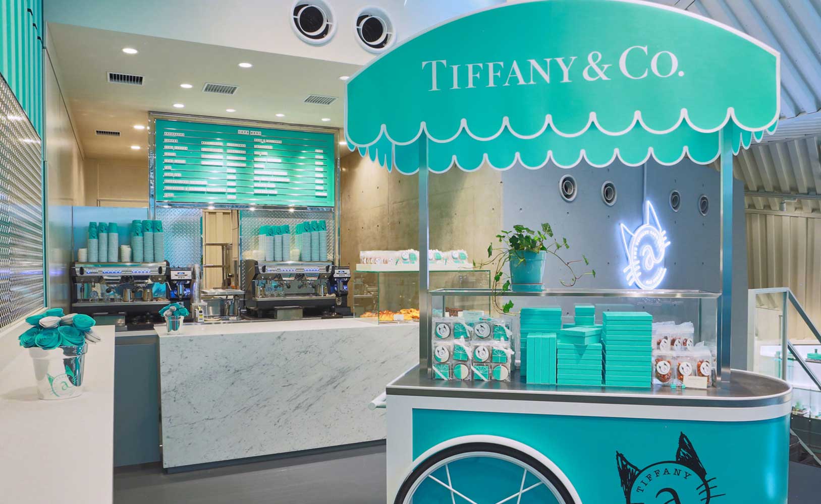 Boutique tiffany con puesto antiguo de helados y tonos azules