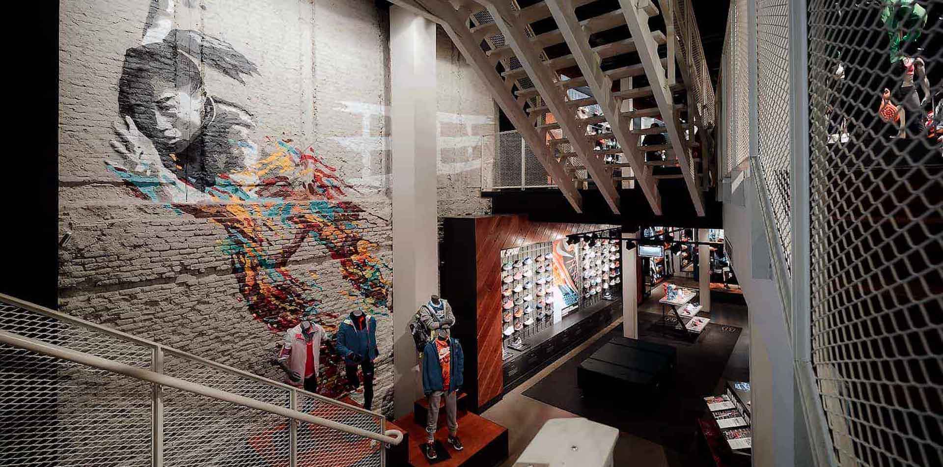 Instalación de la decoración interior de una tienda Nike en Madrid