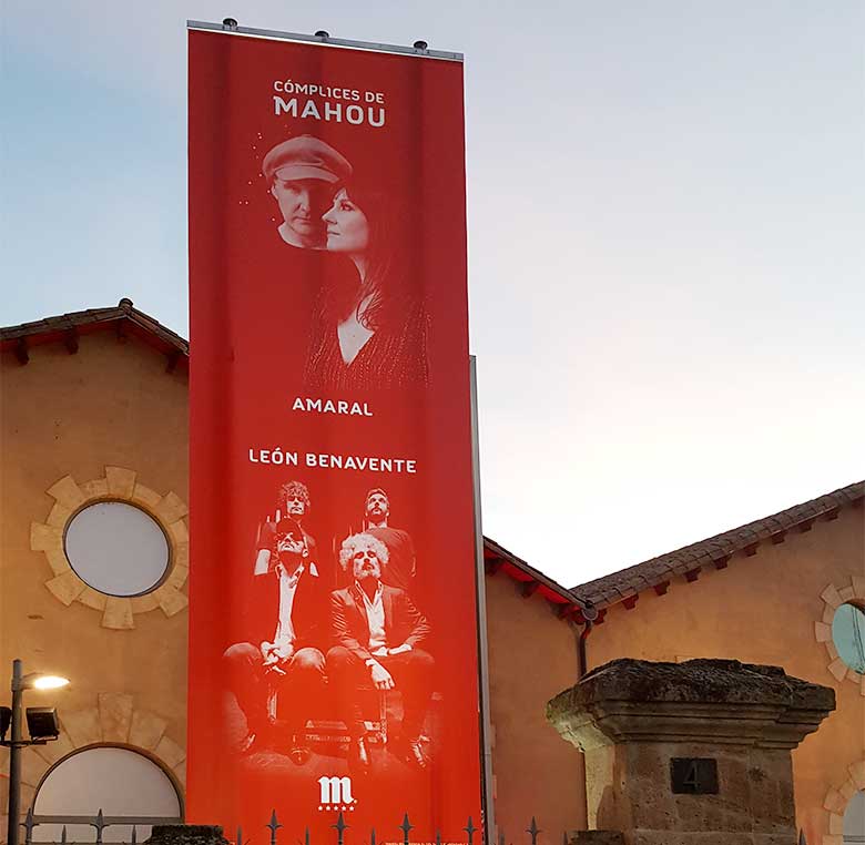 Banderola sin iluminación para el evento Cómplices de Mahou.