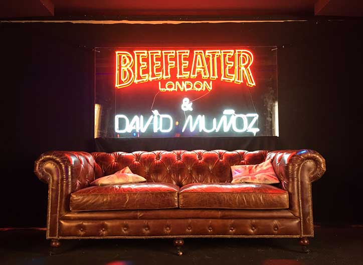 Rótulo de neón y decoración para el evento de Beefeater por Dabiz Muñoz