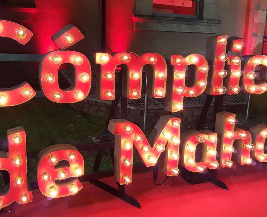 Letras corpóreas en madera con bombillas de luz para el evento Cómplices de Mahou