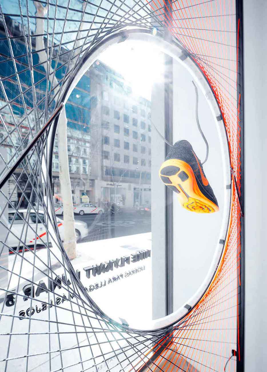 Escaparate con estructura metálica con hilos y neón para la tienda Nike en Madrid