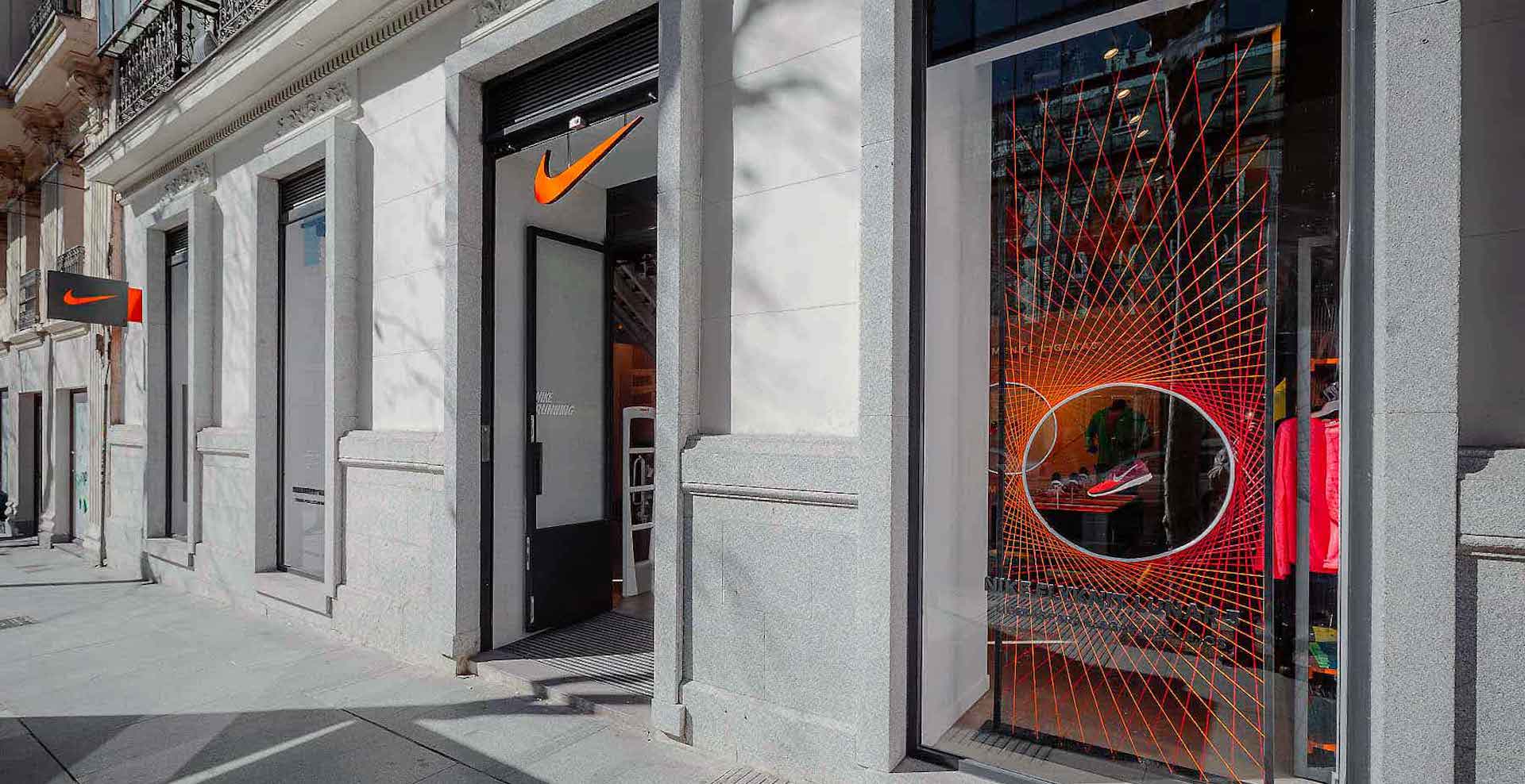 Fachada exterior de la tienda Nike en Madrid