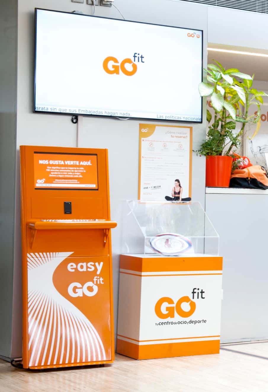 Stand del gimnasio Go Fit digitalizado con pantalla de contenido de marca