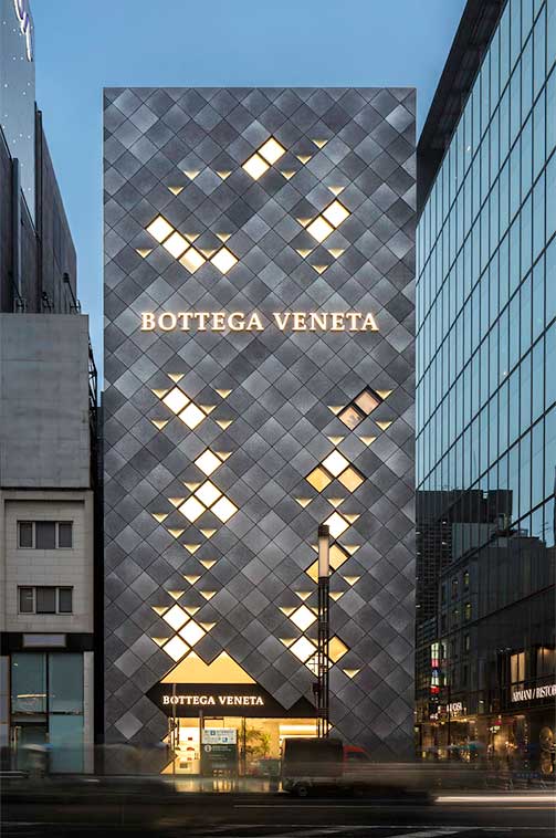 Rótulo iluminado con paneles metálicos para Bottega Veneta