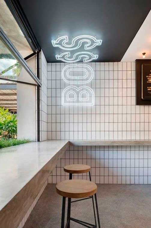 Rótulo luminoso vertical para un restaurante en Bali