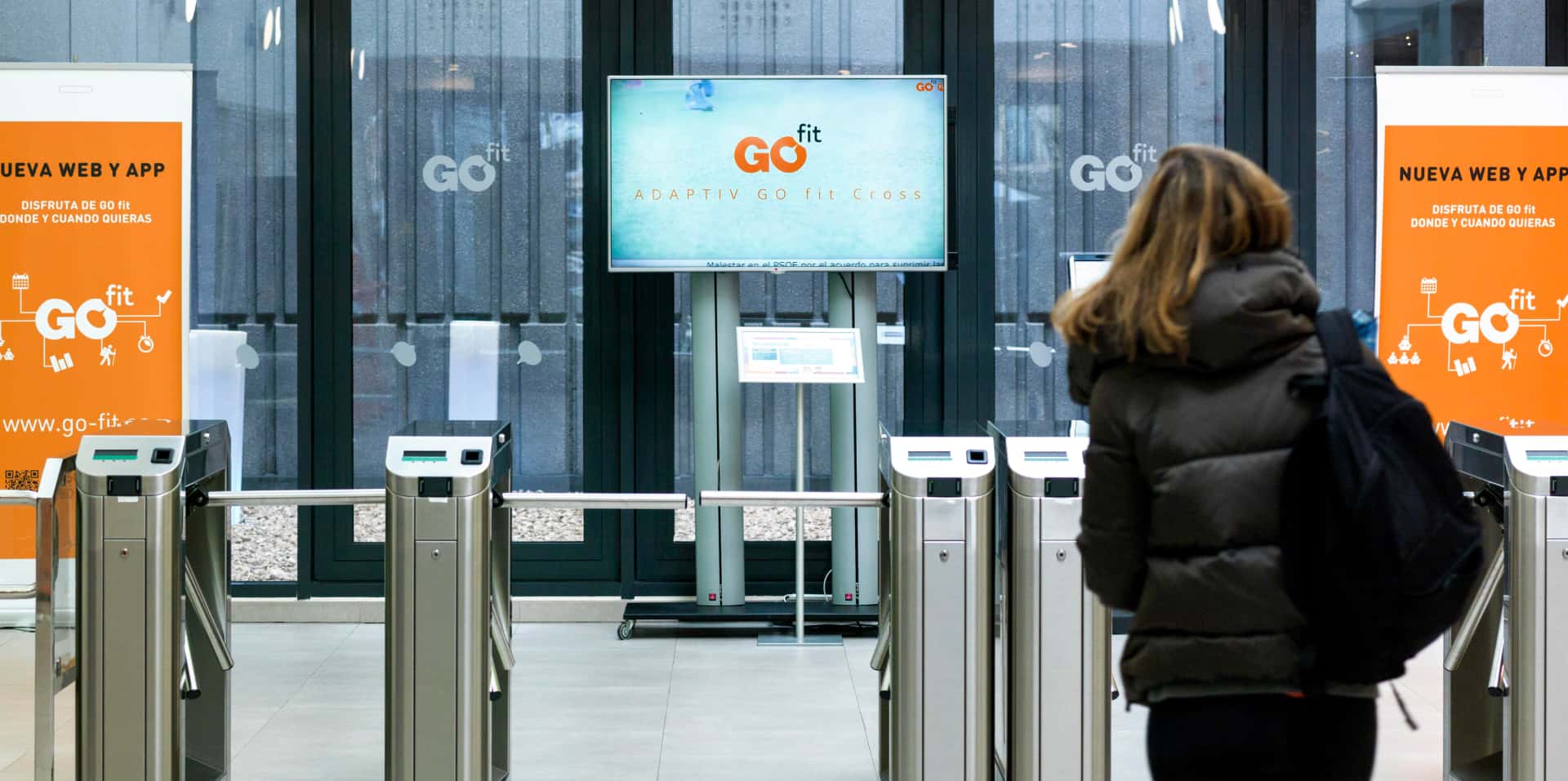 Entrada del gimnasio Go fit con una pantalla digital