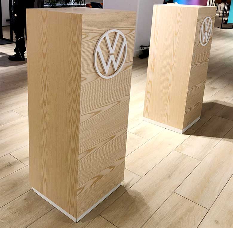 Tótem realizado en madera con logo corpóreo para un evento de Volkswagen