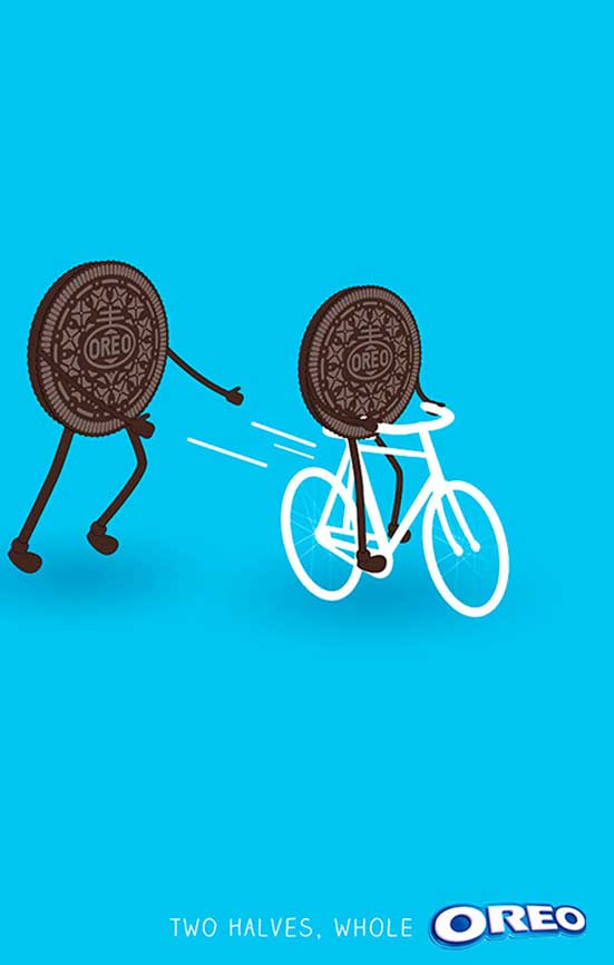 Cartel de oreo con dos galletas en bicicleta