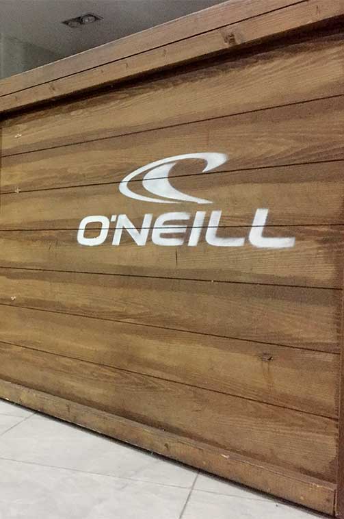 Impresión en madera para un córner de O`neill