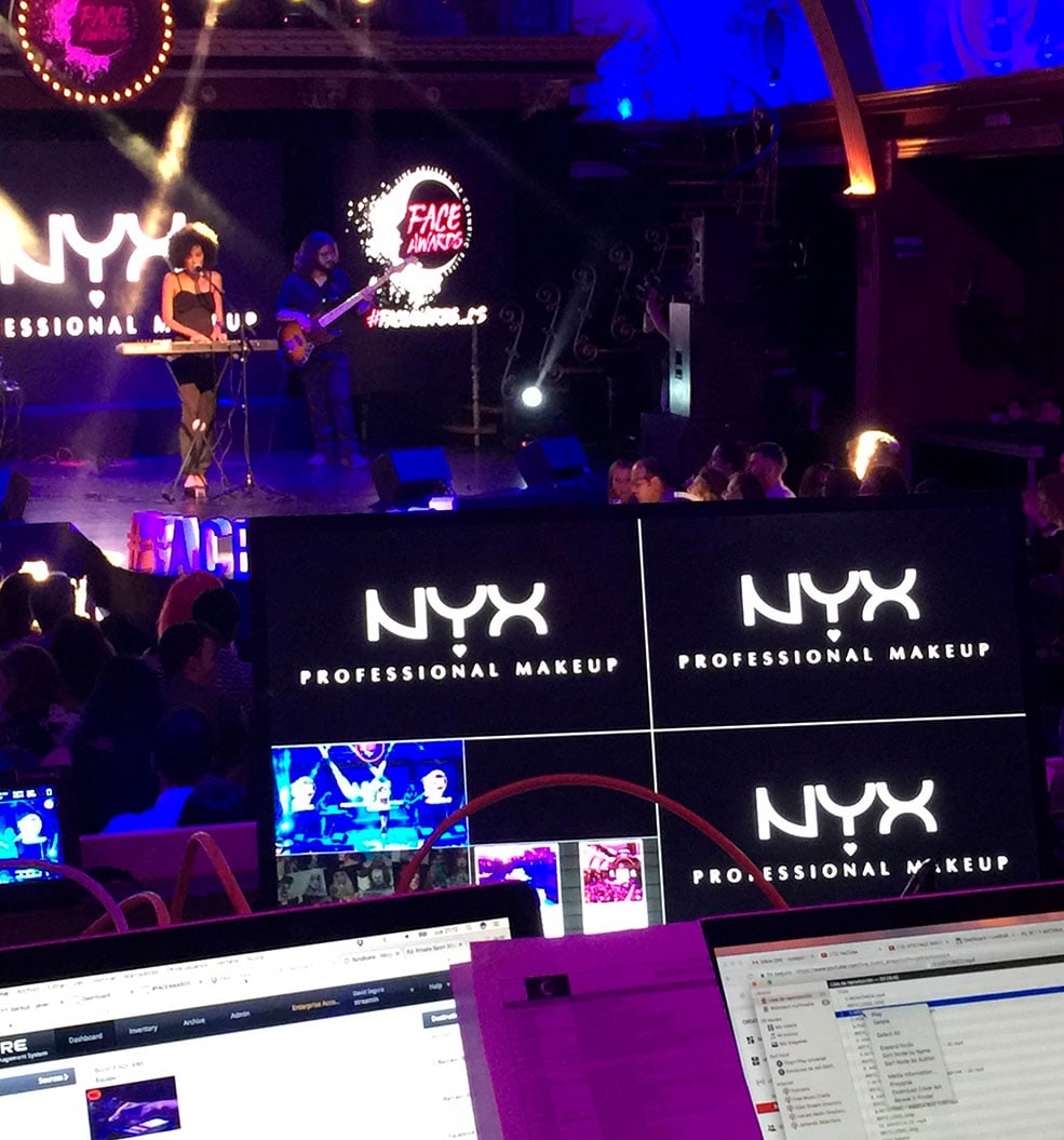 Producción organización eventos producción e instalación elementos gráficos evento NYX