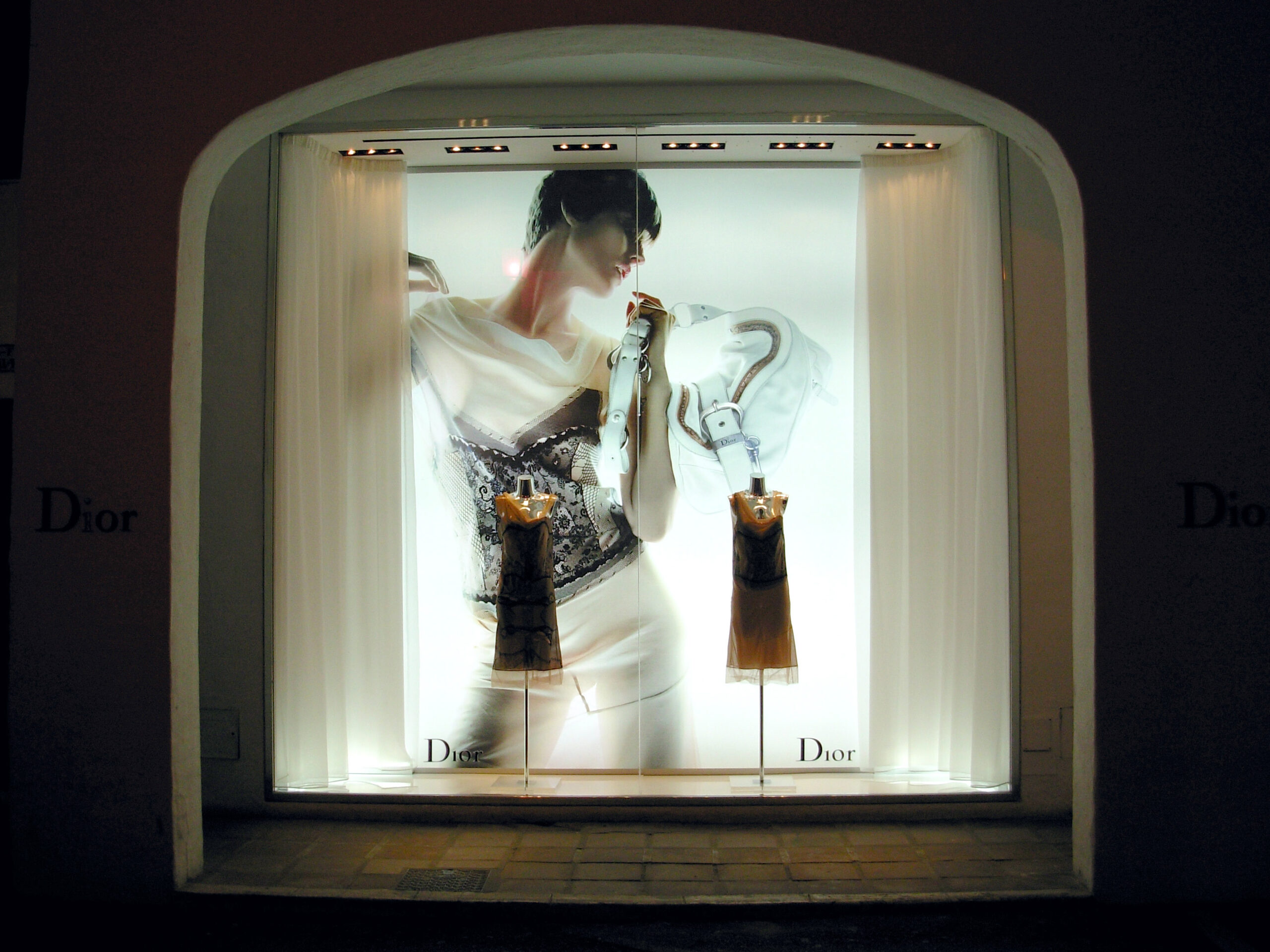 Decoración para el escaparate de una boutique Dior