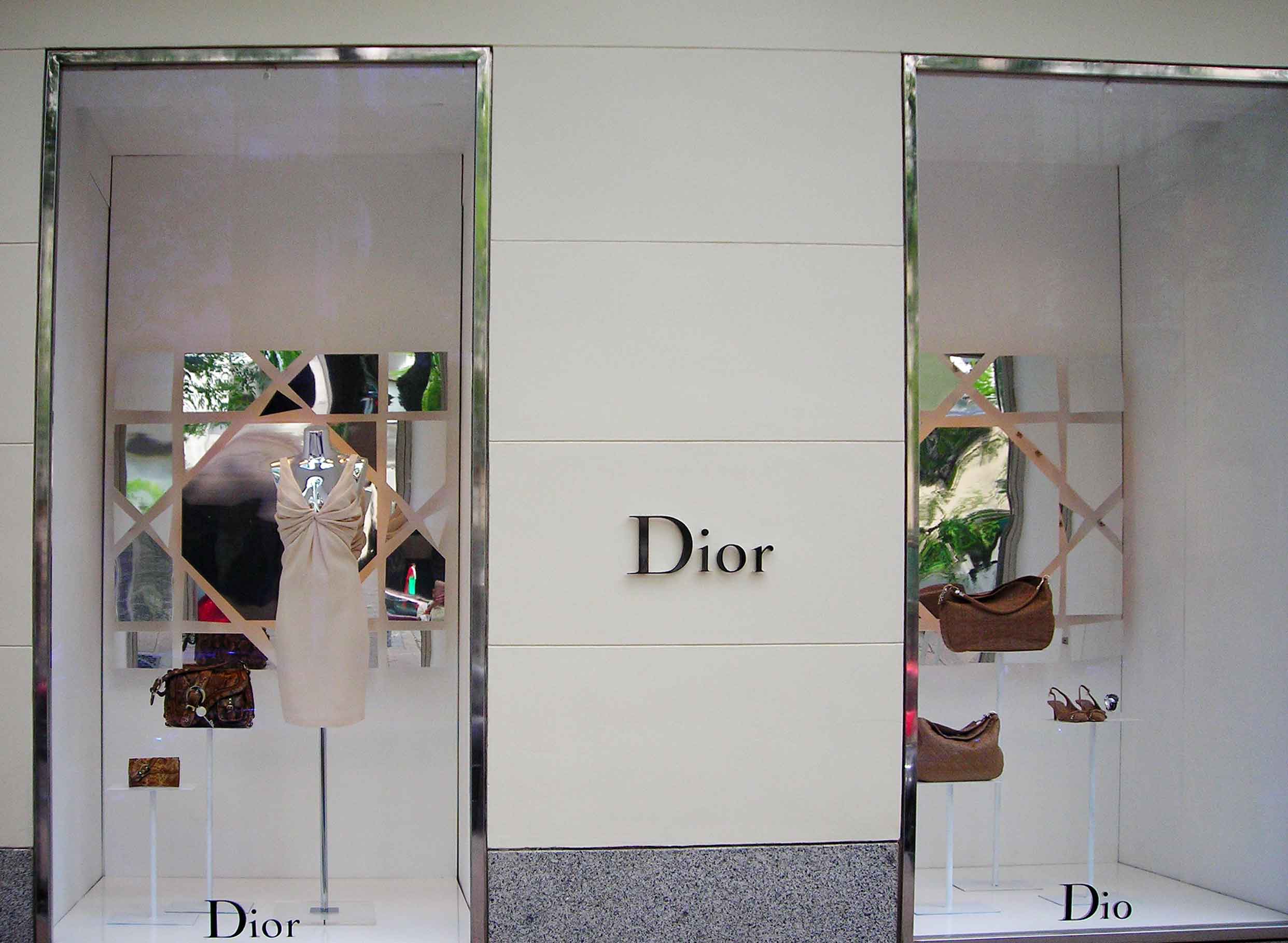 Instalación de la decoración para escaparates Dior