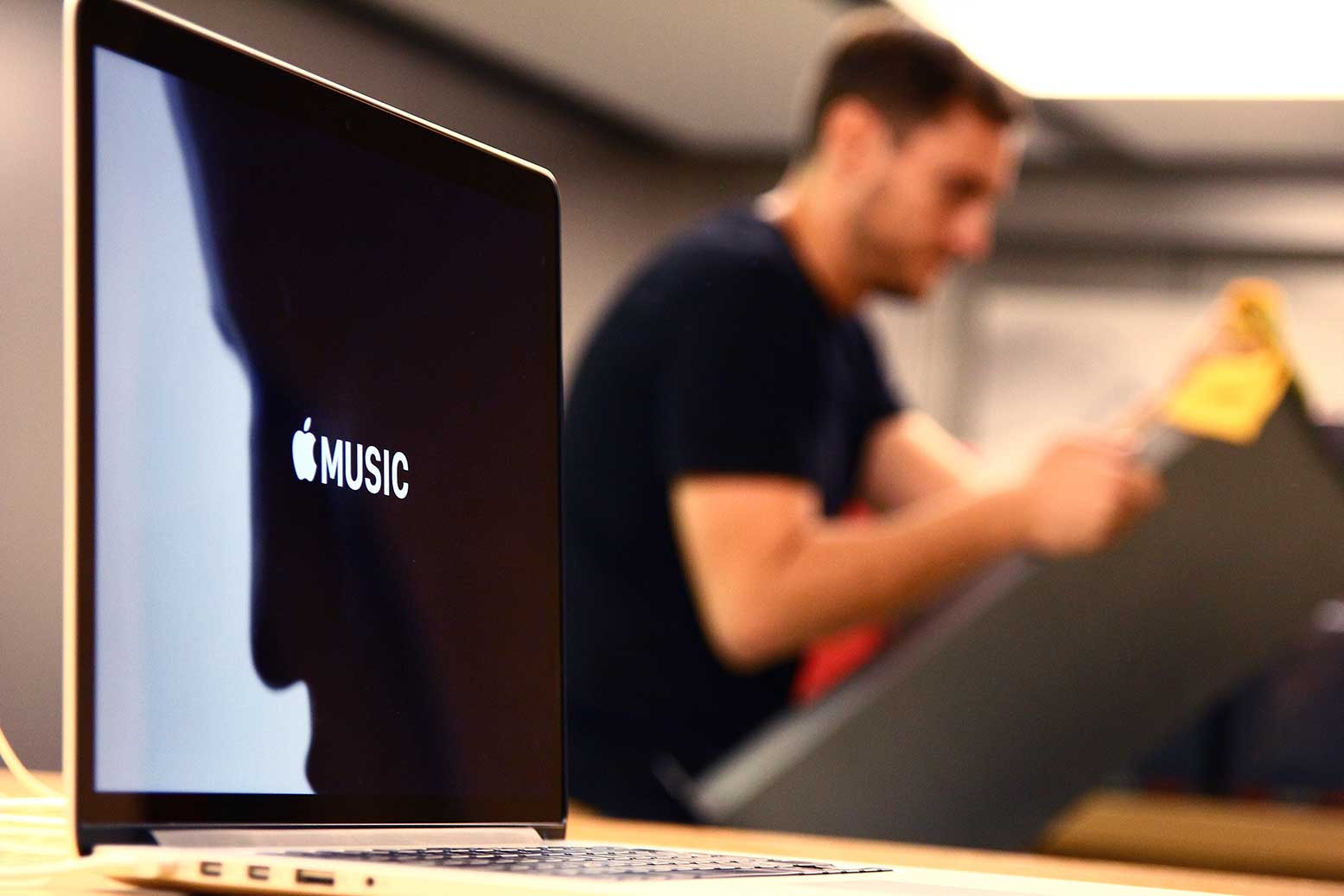 Instalación de mobiliario para una tienda Apple en Francia