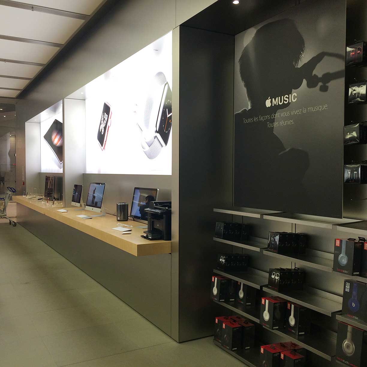 Instalación de mobiliario metálico en tienda Apple en Francia