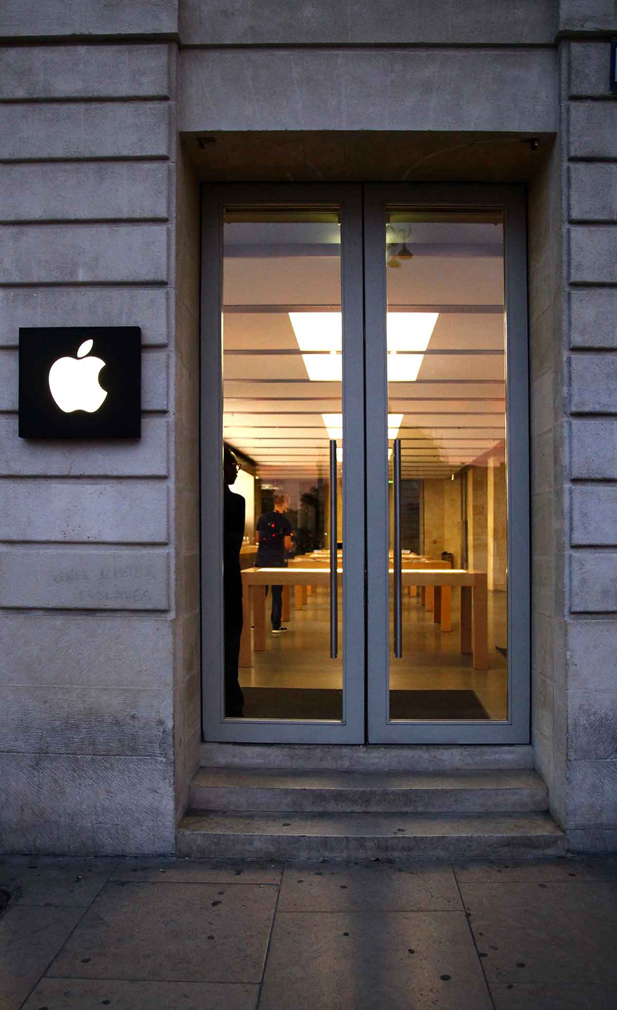 Instalación de mobiliario PLV para una tienda Apple en Francia