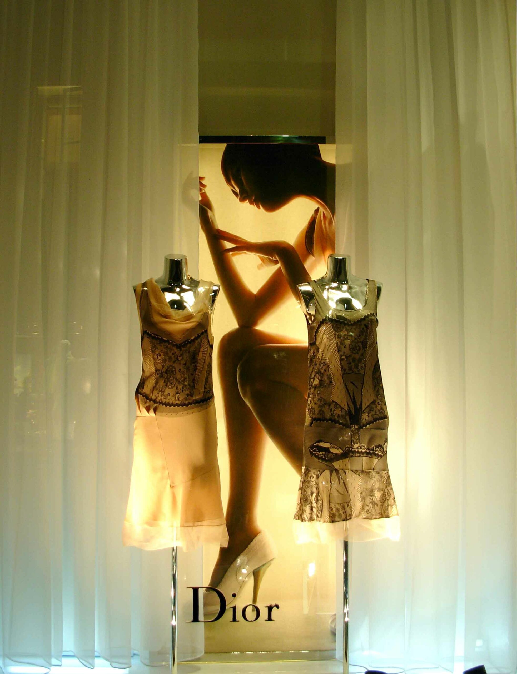 Escaparate Dior con una caja de luz enmarcada en metal