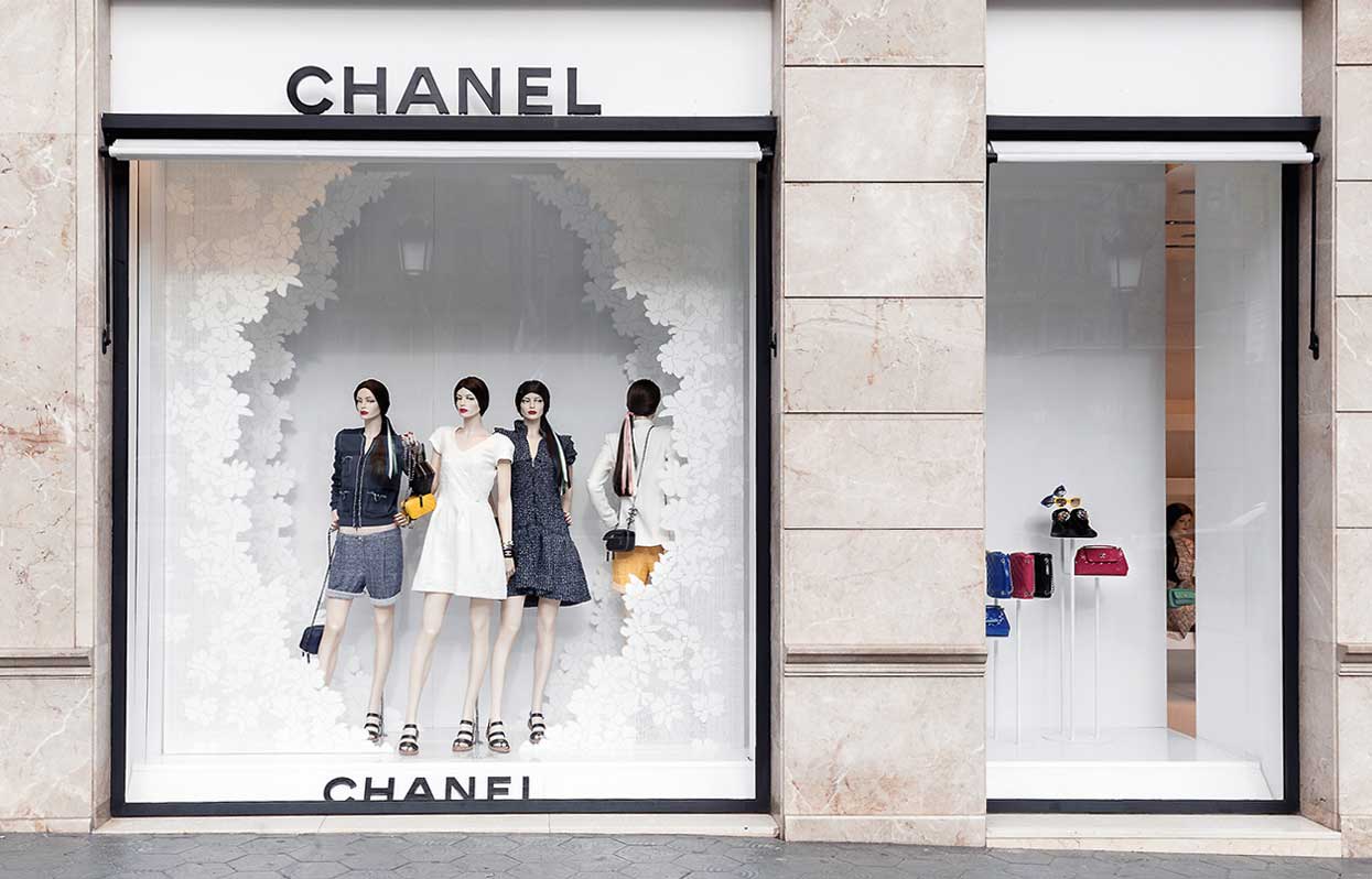 Producción e instalación de metacrilato perforado para escaparates Chanel