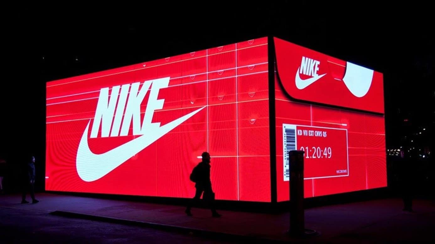 Pop-up store en forma de caja de Nike