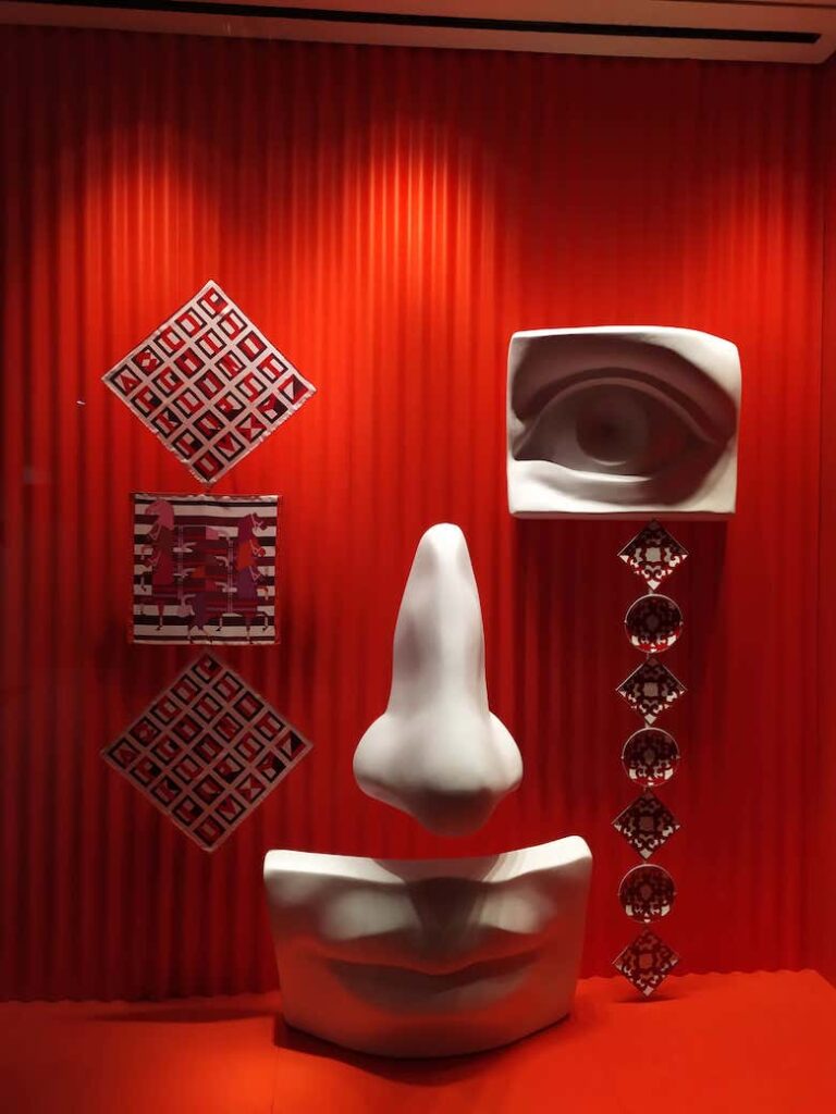 Equilibrio con objetos fabricados en poliespan para escaparates Hermès