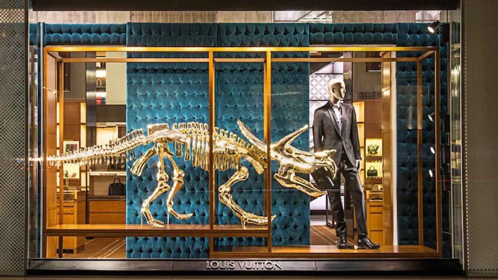 Escaparate con un dinosaurio dorado de Louis Vouitton