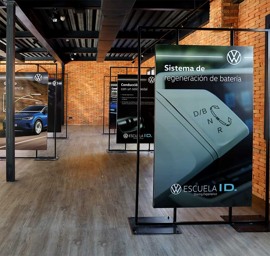 Producción elementos metálicos para gráficas doble cara para evento Volkswagen ID4