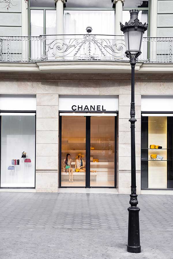 Fachada exterior de una tienda Chanel en Barcelona