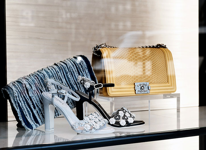 Escaparatismo visual en boutiques Chanel