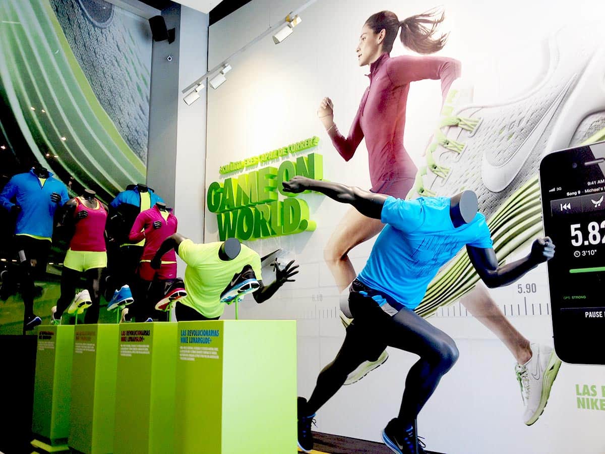 instore-clientes-nike-podium-madera-expositores