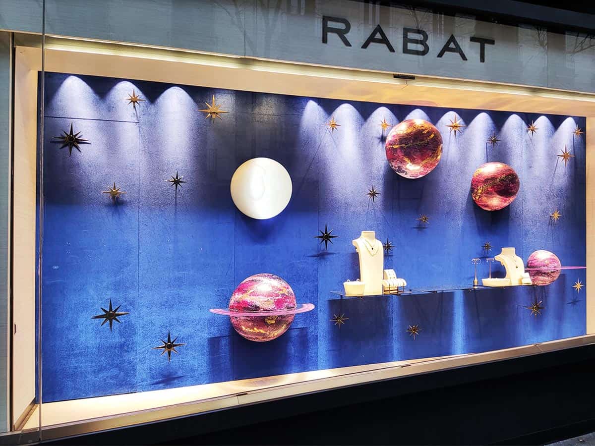 Instalación de planetas para la decoración de un escaparate Rabat
