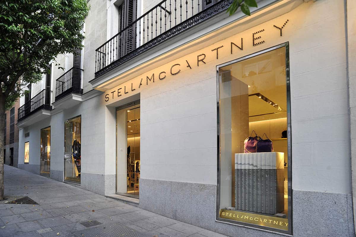 instore-clientes-stellamccartney-escaparatismo-y-visual-merchandising