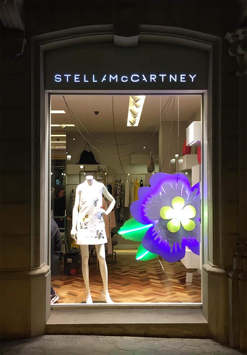 Producción de rótulos de neón para una tienda Stella McCartney