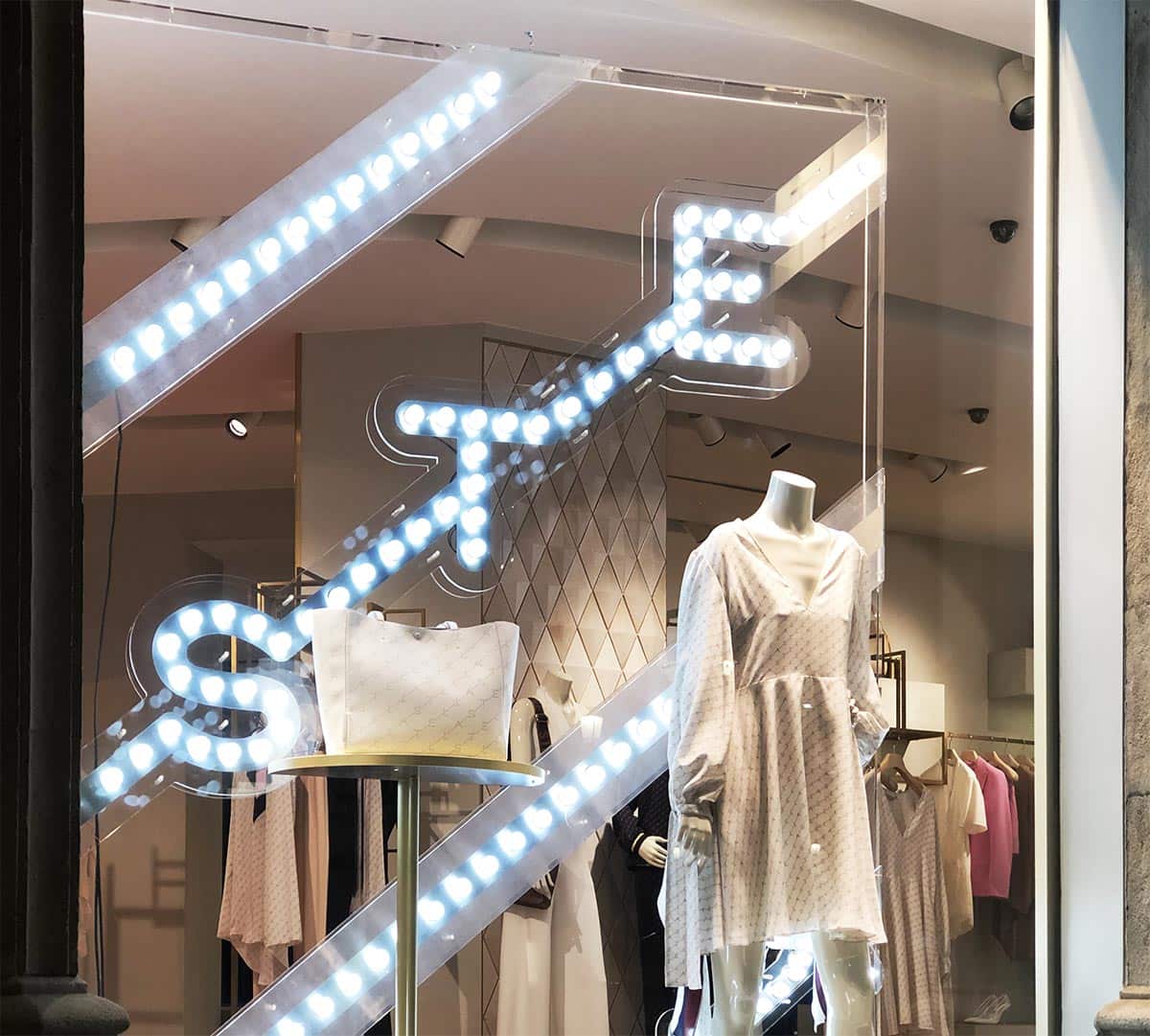Rótulo luminoso con bombillas para el escaparate de una tienda Stella McCartney