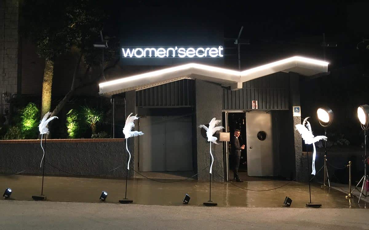 Producción de rótulos luminosos para un evento de Women Secret